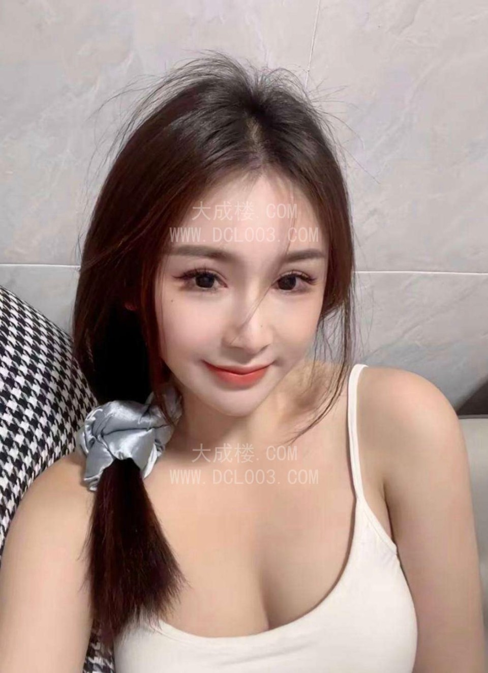 天河大胸少女好皮肤杰尼