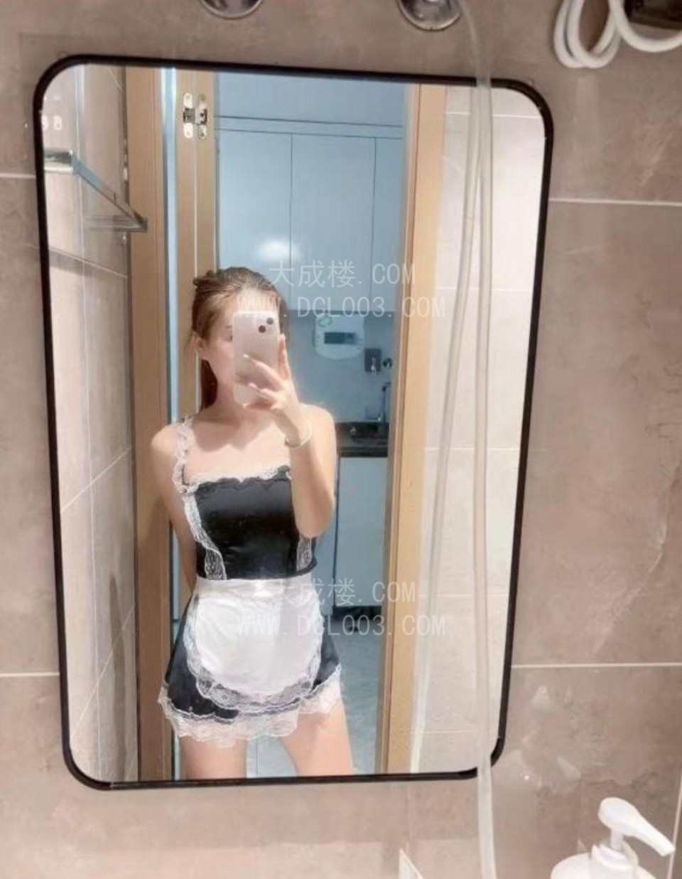 粉嫩美乳白虎妹