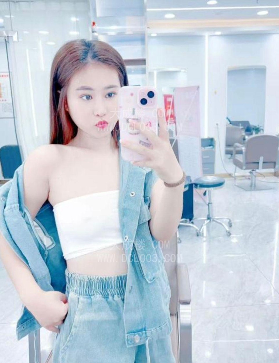 粉嫩美乳白虎妹