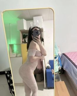 宝安黑丝蜜桃臀小静