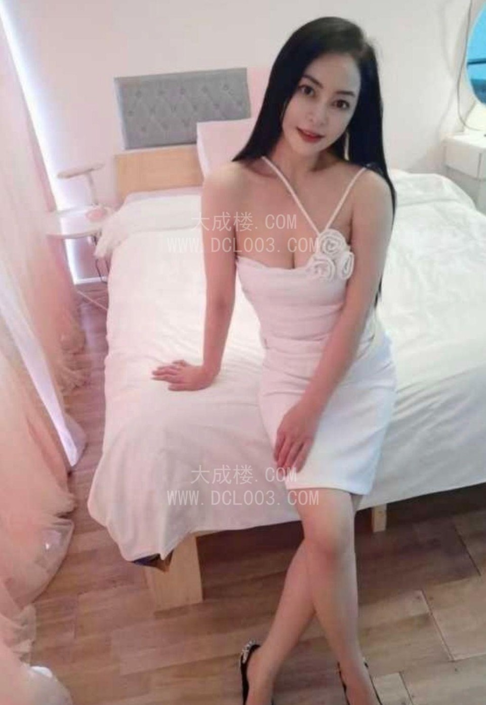 龙岗大奶诱人美眉