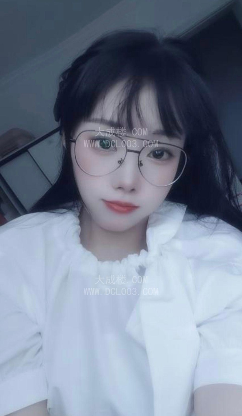 眼镜妹萌萌